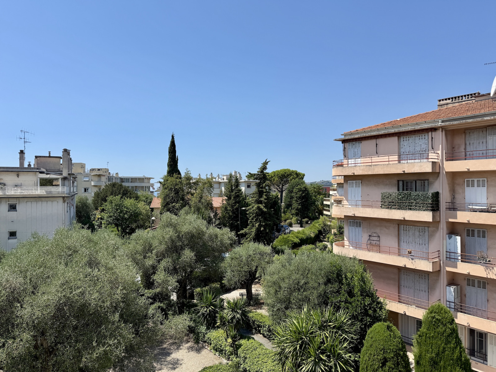 
                                                Vente
                                                 Nice Cimiez - 3/4 pièces d'angle en étage élevé à rénover