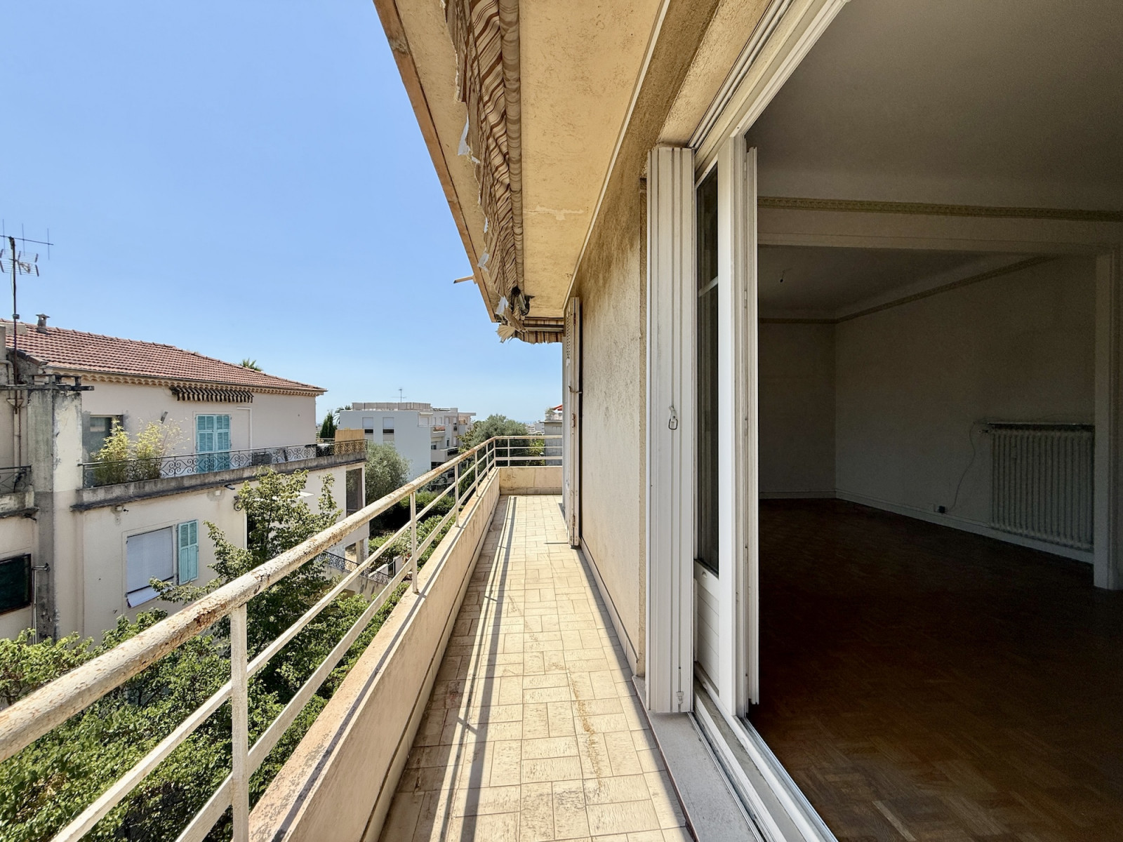 
                                                Vente
                                                 Nice Cimiez - 3/4 pièces d'angle en étage élevé à rénover