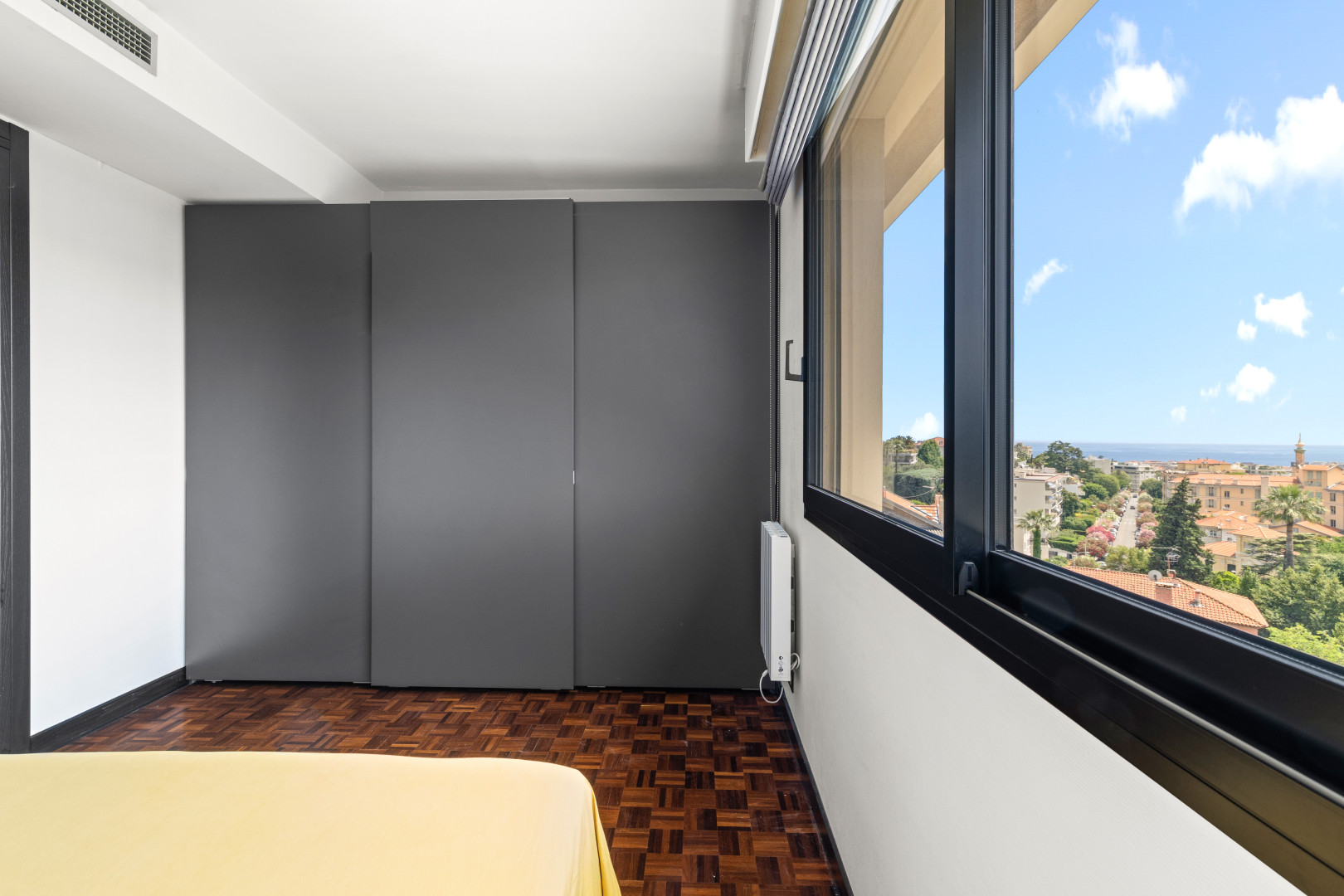 
                                                Vente
                                                 Nice Cimiez - 3 pièces 72 m² refait à neuf avec terrasse et vue panoramique sur la mer dans résidence avec parc