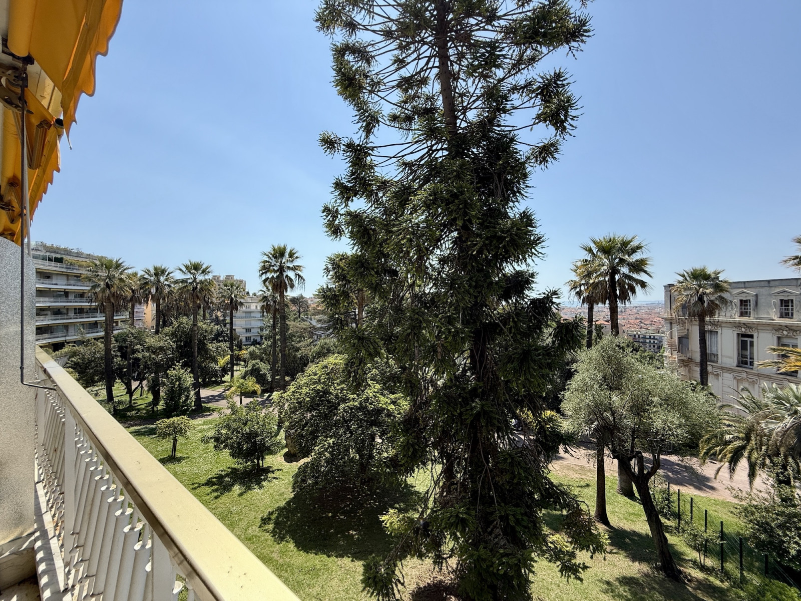 
                                                Vente
                                                 Nice Cimiez - 3 pièces avec grande terrasse offrant une vue dégagée sur la mer
