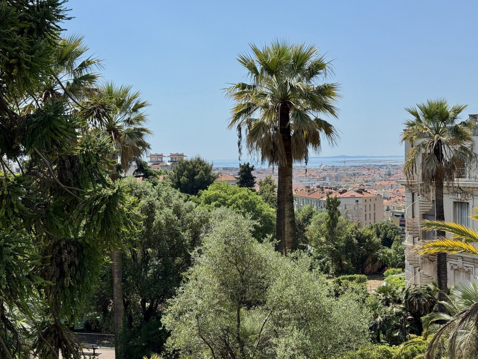 
                                                Vente
                                                 Nice Cimiez - 3 pièces avec grande terrasse offrant une vue dégagée sur la mer