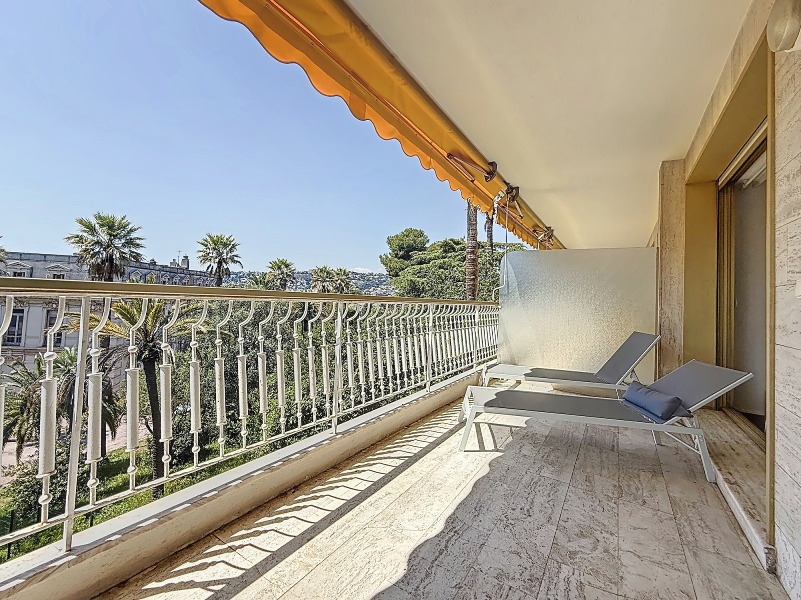 
                                                Vente
                                                 Nice Cimiez - 3 pièces avec grande terrasse offrant une vue dégagée sur la mer