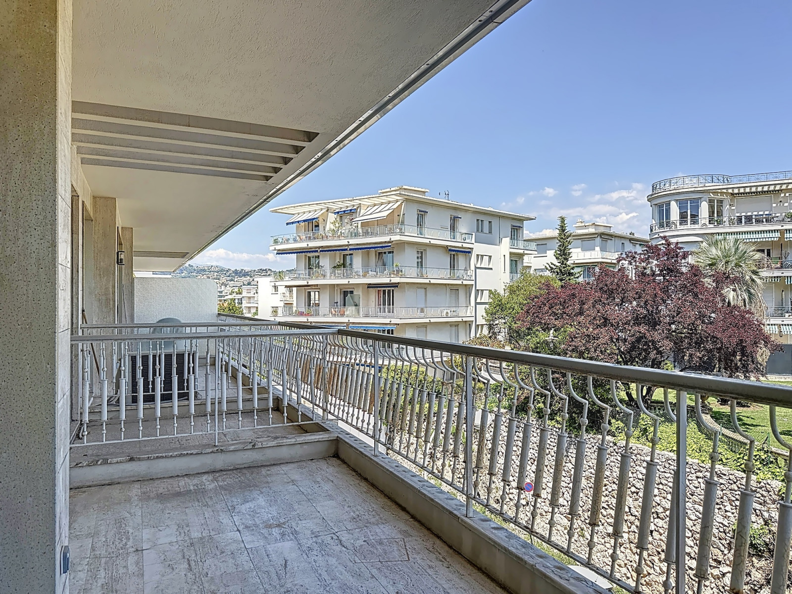 
                                                Vente
                                                 Nice Cimiez - 3 pièces avec grande terrasse offrant une vue dégagée sur la mer