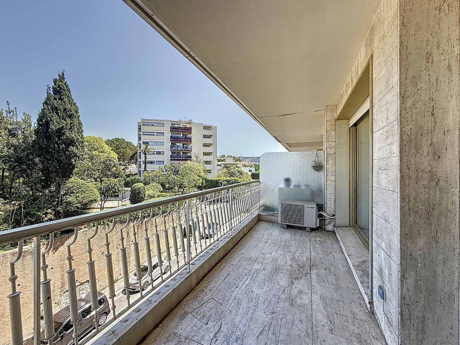 
                                                Vente
                                                 Nice Cimiez - 3 pièces avec grande terrasse offrant une vue dégagée sur la mer