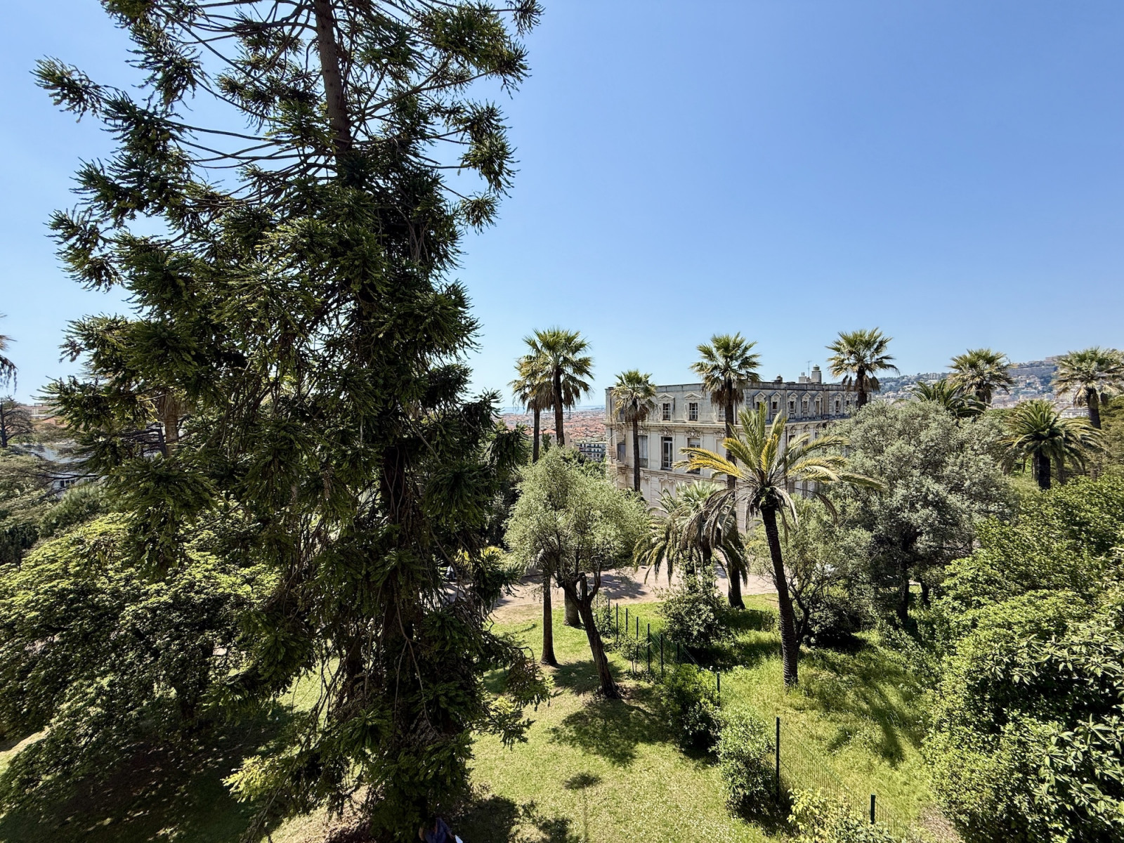 
                                                Vente
                                                 Nice Cimiez - 3 pièces avec grande terrasse offrant une vue dégagée sur la mer