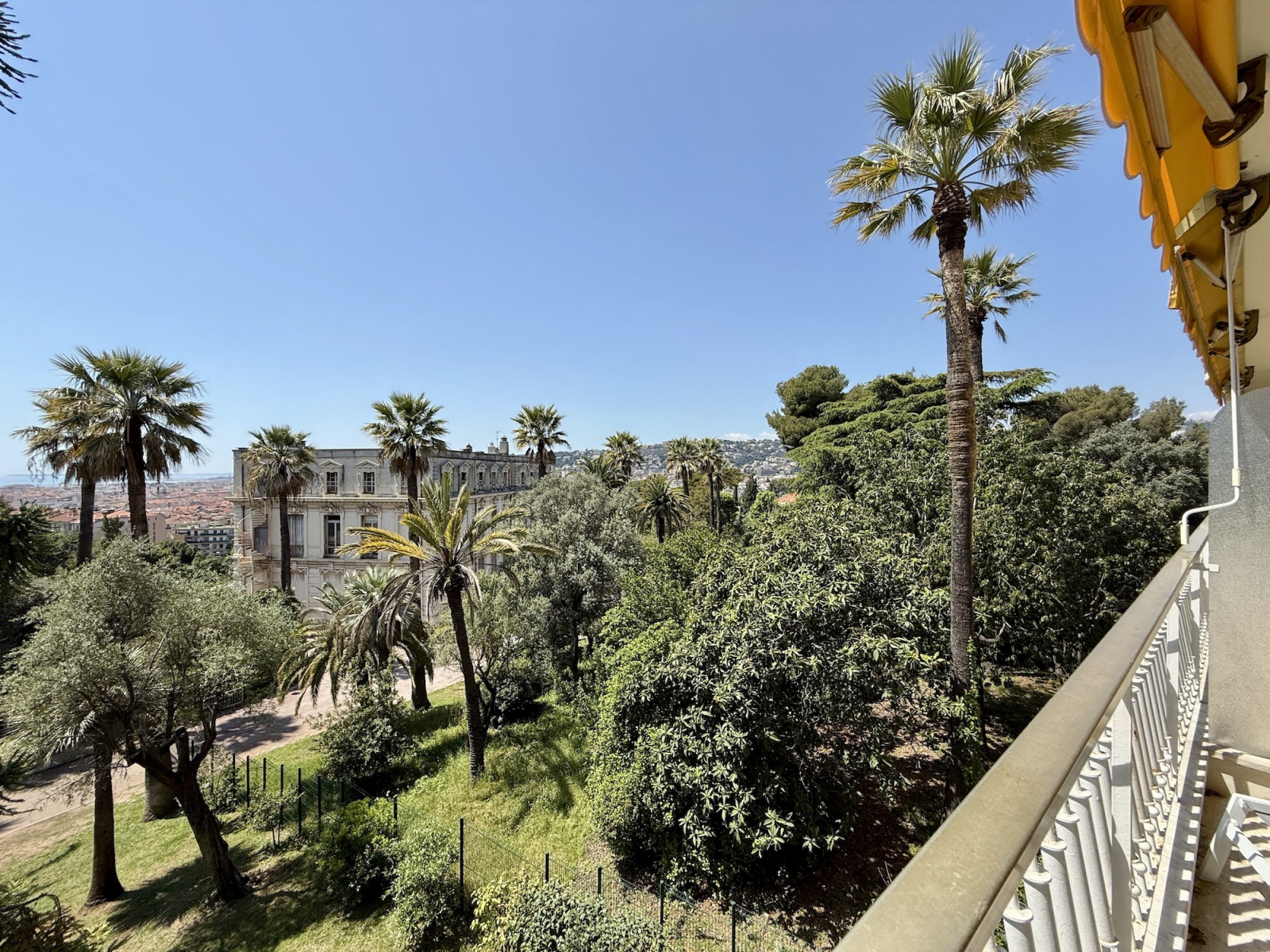 
                                                Vente
                                                 Nice Cimiez - 3 pièces avec grande terrasse offrant une vue dégagée sur la mer