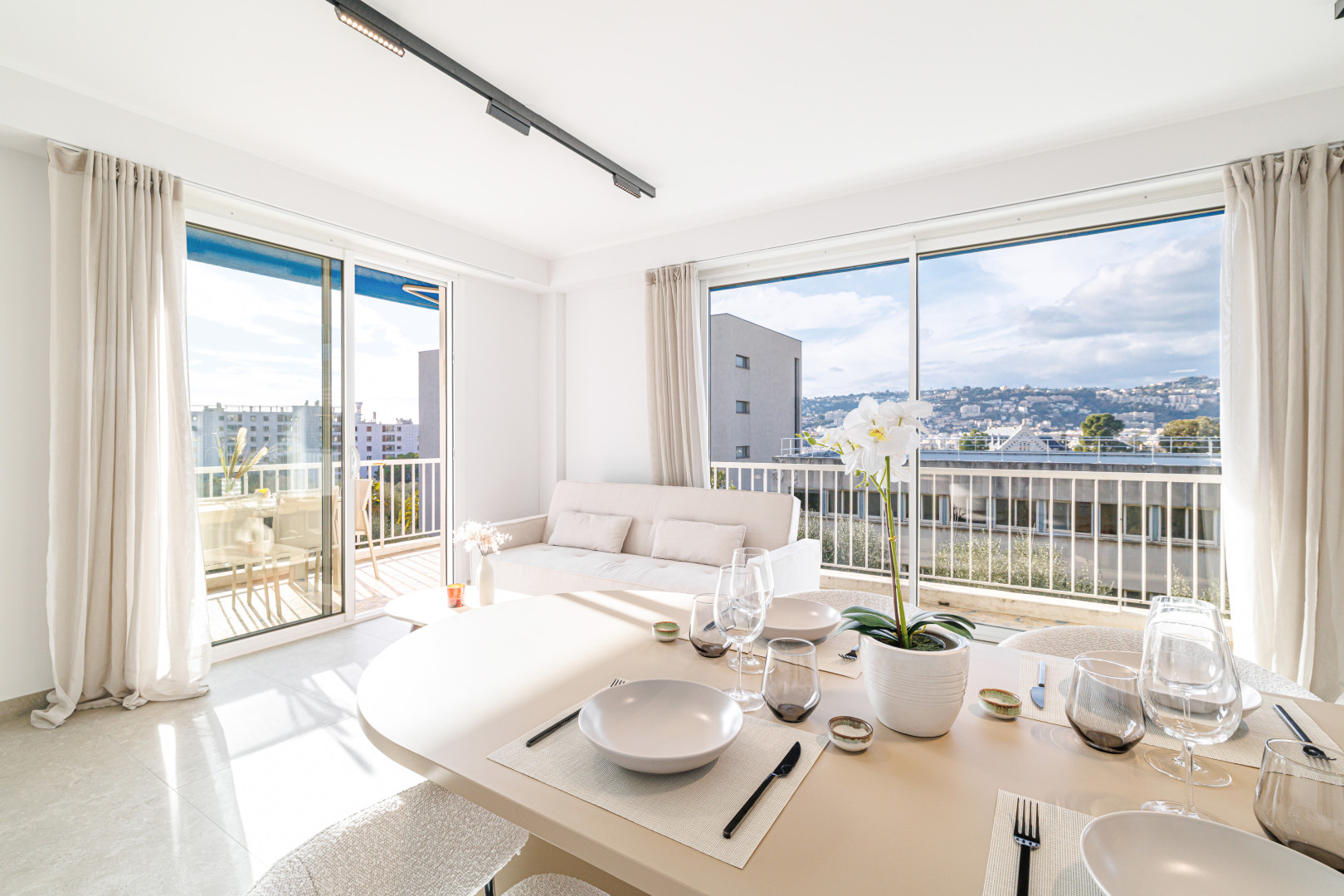 
                                                Vente
                                                 Nice - Cimiez - 3 pièces de 84,69 m² entièrement rénové avec terrasse et garage