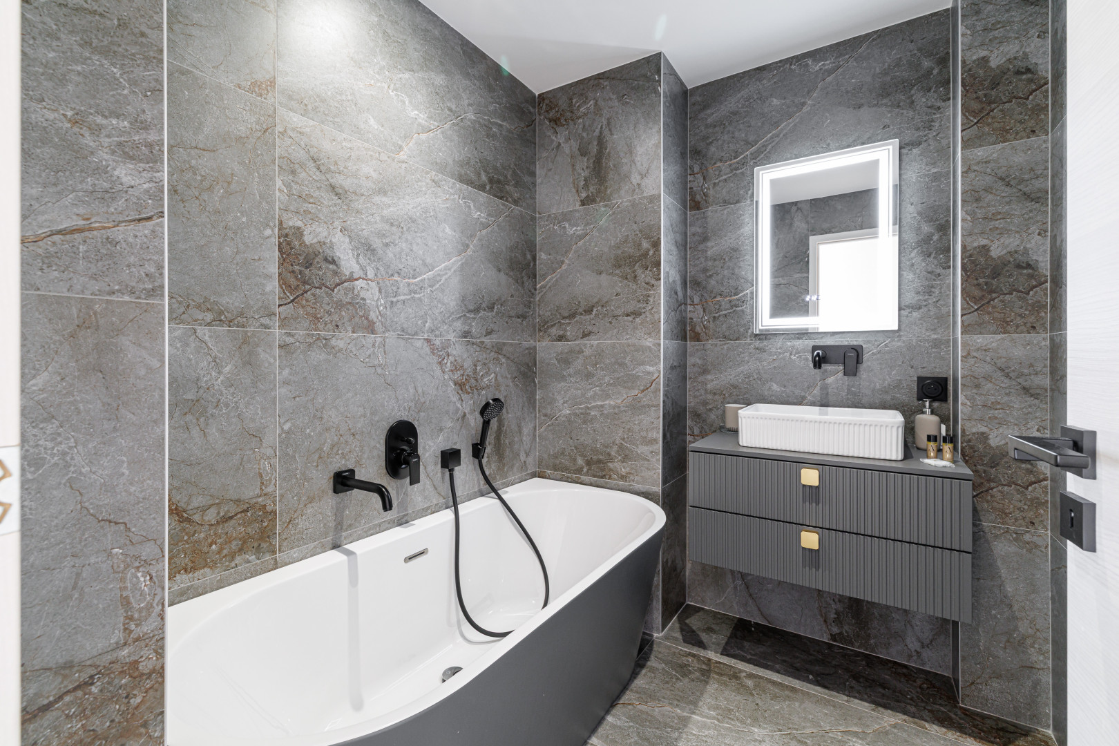 
                                                Vente
                                                 Nice - Cimiez - 3 pièces de 84,69 m² entièrement