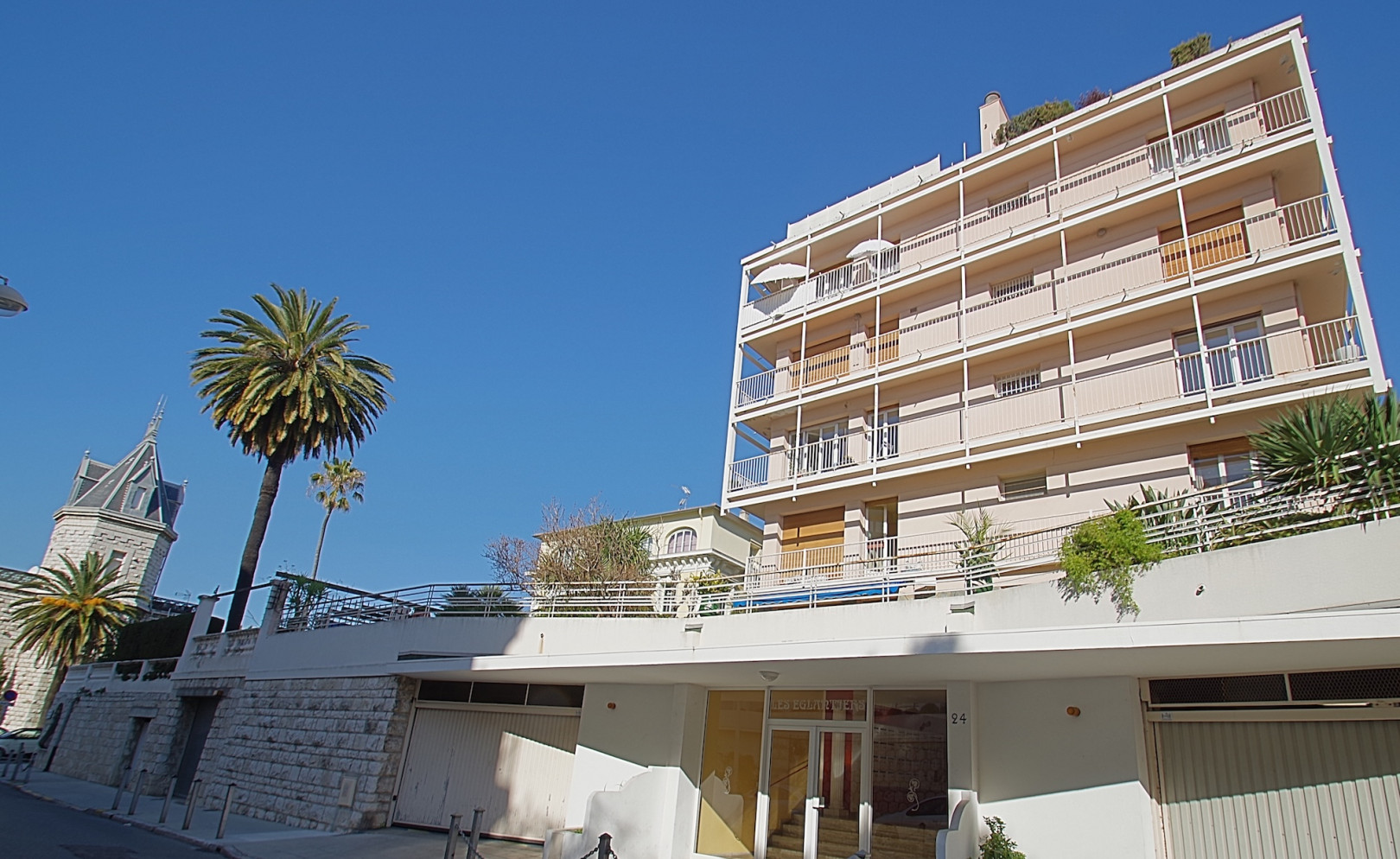 
                                                Vente
                                                 Nice Cimiez - 3 pièces familial à rénover