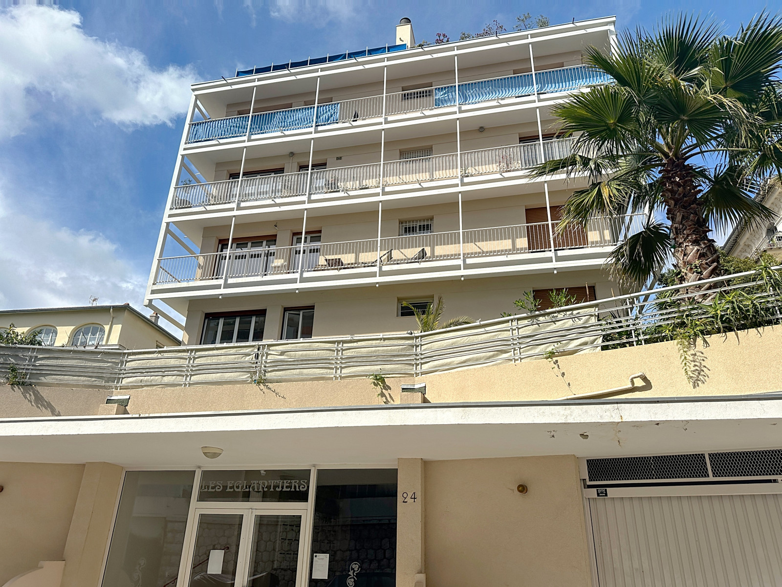 
                                                Vente
                                                 Nice Cimiez - 3 pièces familial à rénover