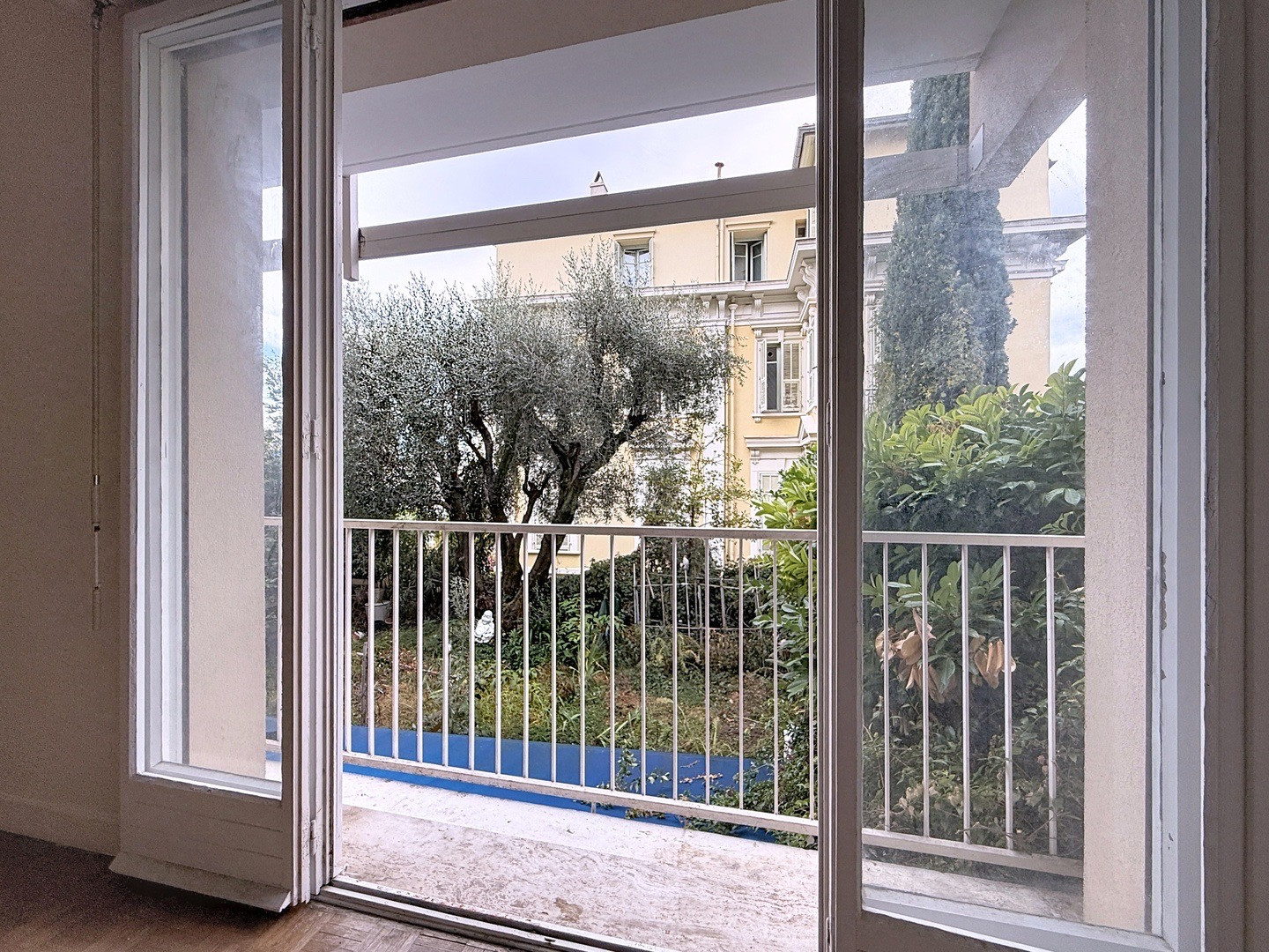 
                                                Vente
                                                 Nice Cimiez - 3 pièces familial à rénover