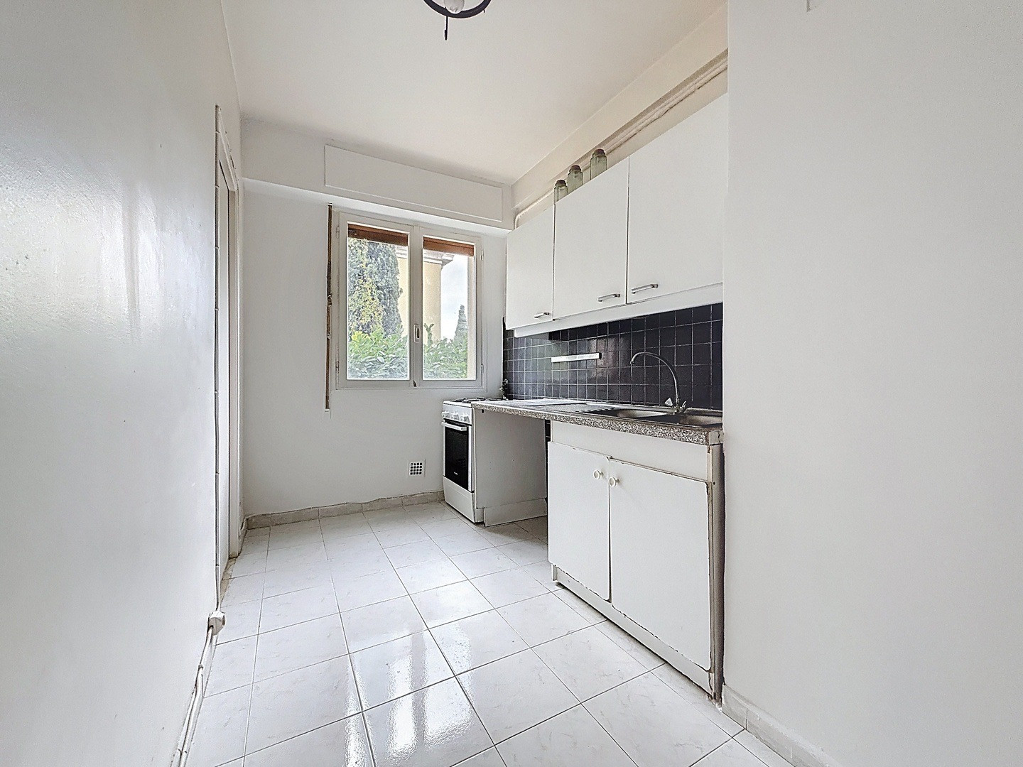 
                                                Vente
                                                 Nice Cimiez - 3 pièces familial à rénover