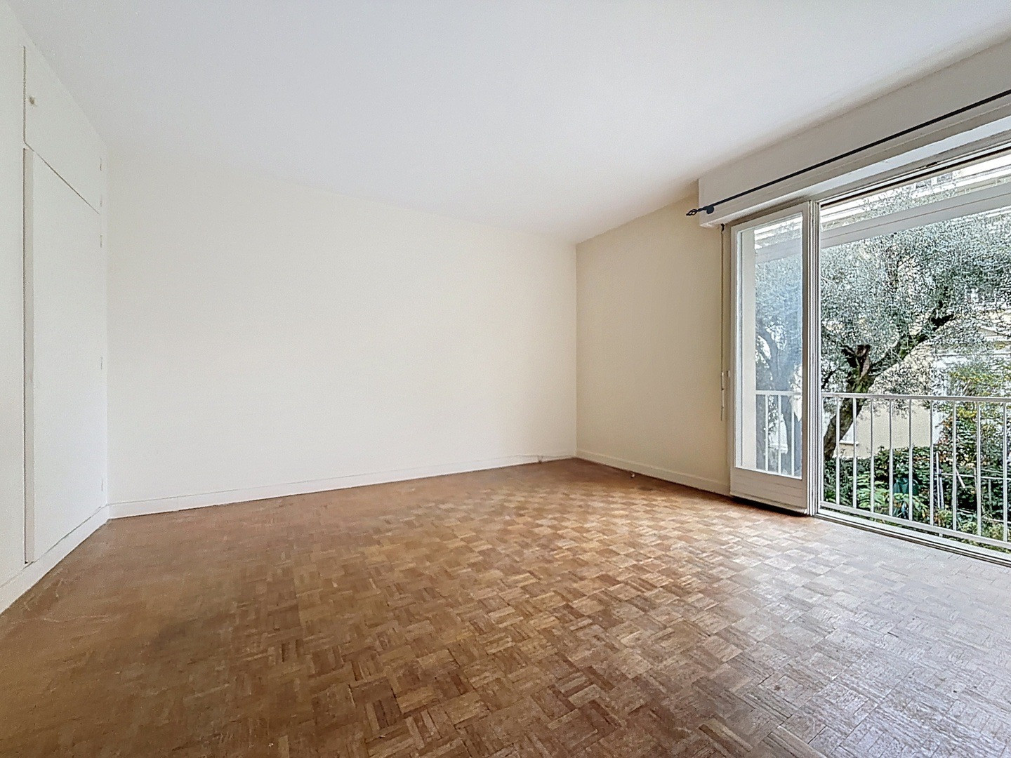 
                                                Vente
                                                 Nice Cimiez - 3 pièces familial à rénover