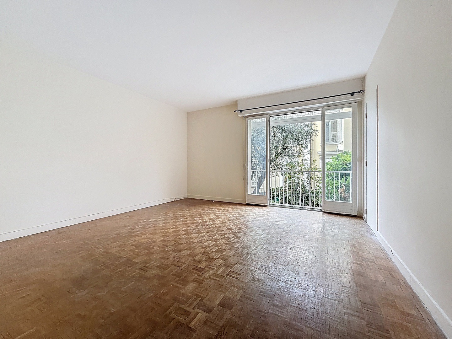 
                                                Vente
                                                 Nice Cimiez - 3 pièces familial à rénover