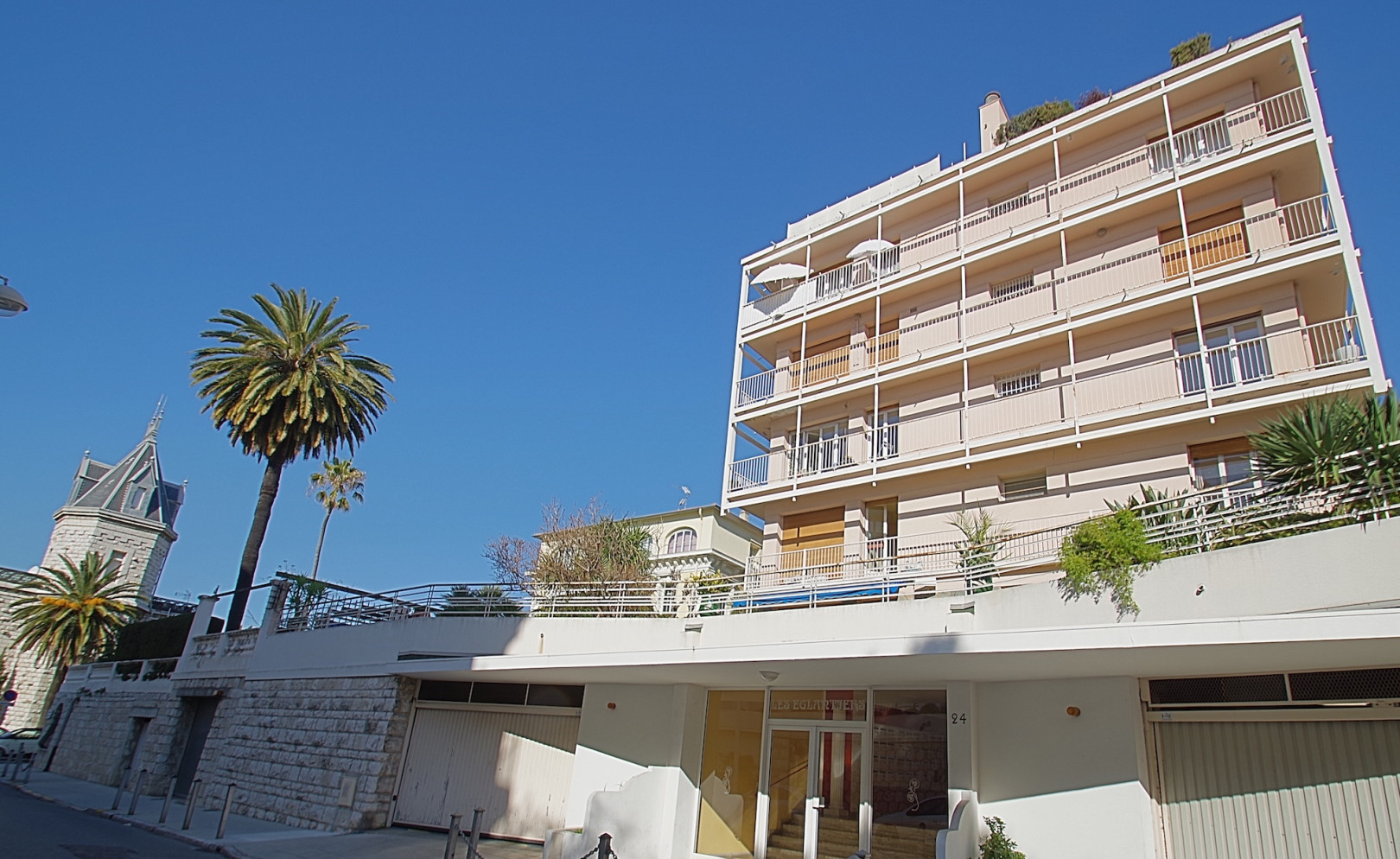 
                                                Vente
                                                 Nice Cimiez - 3 pièces familial à rénover