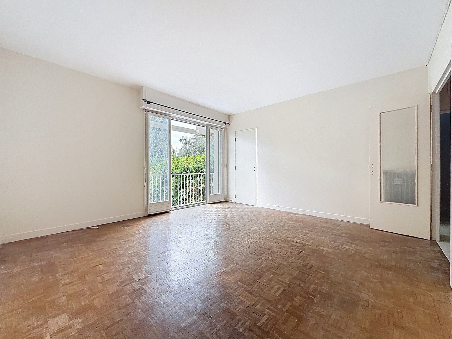 
                                                Vente
                                                 Nice Cimiez - 3 pièces familial à rénover