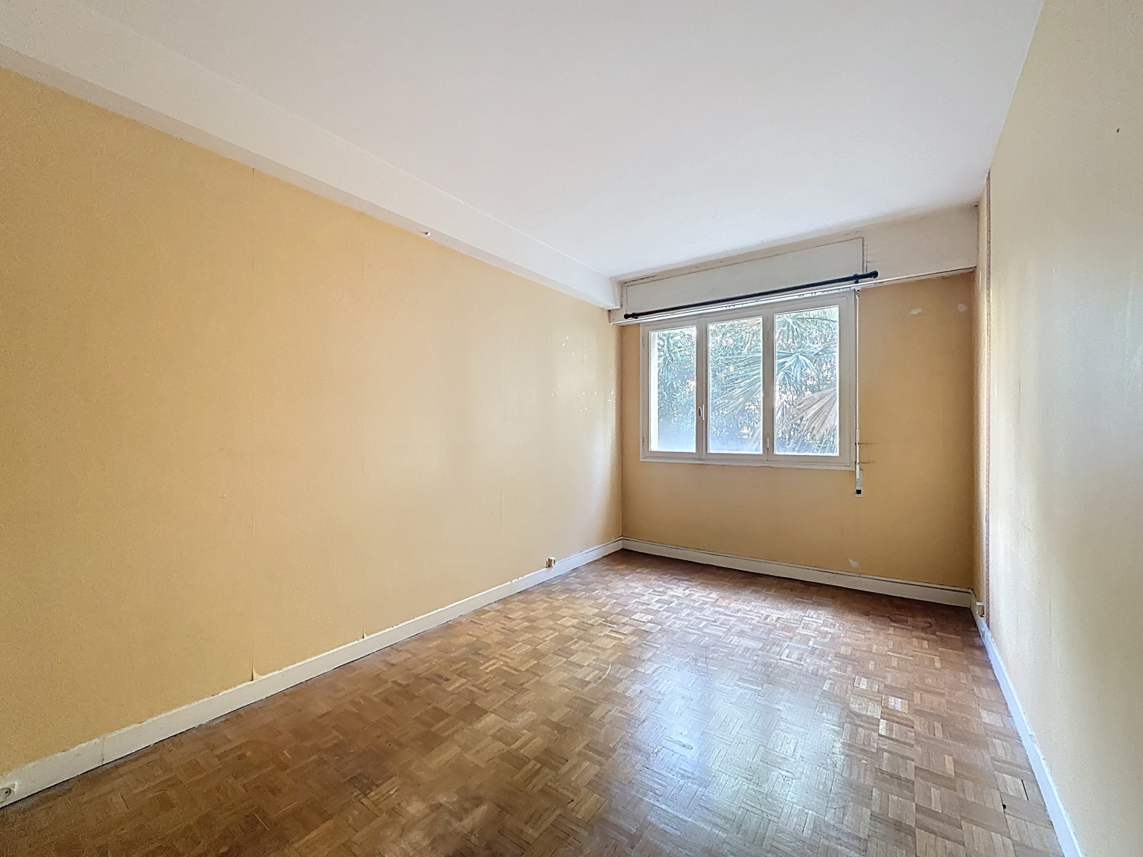 
                                                Vente
                                                 Nice Cimiez - 3 pièces familial à rénover