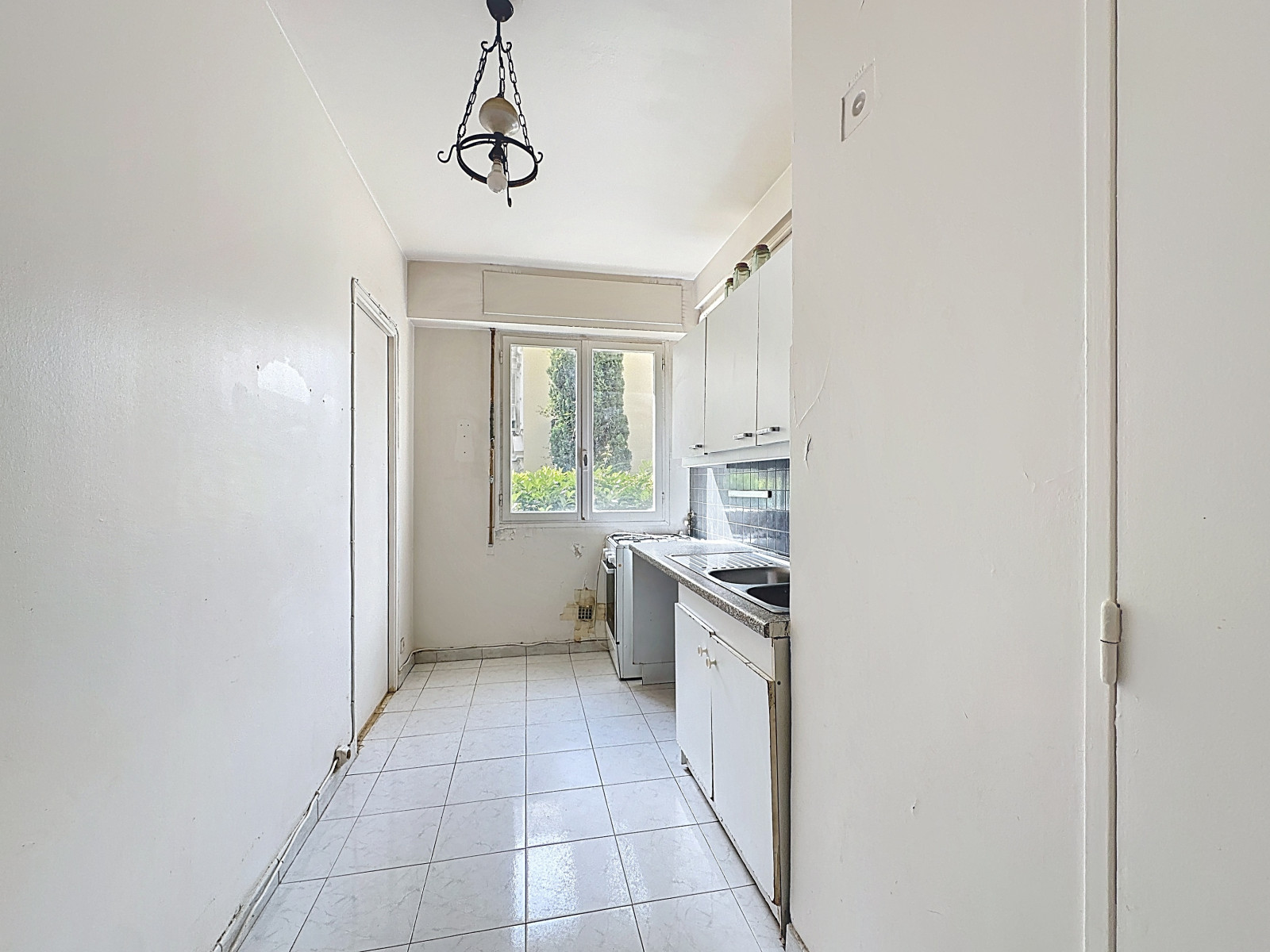 
                                                Vente
                                                 Nice Cimiez - 3 pièces familial à rénover