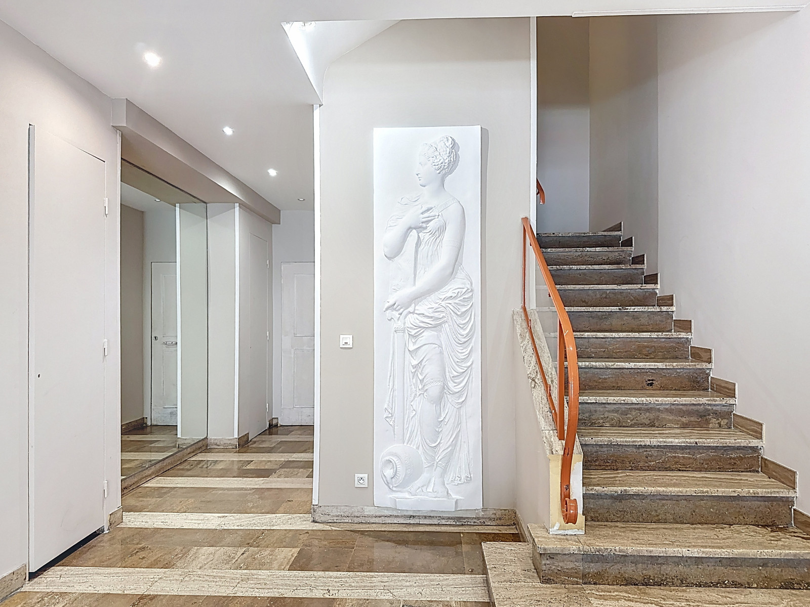 
                                                Vente
                                                 Nice Cimiez - 3 pièces familial à rénover