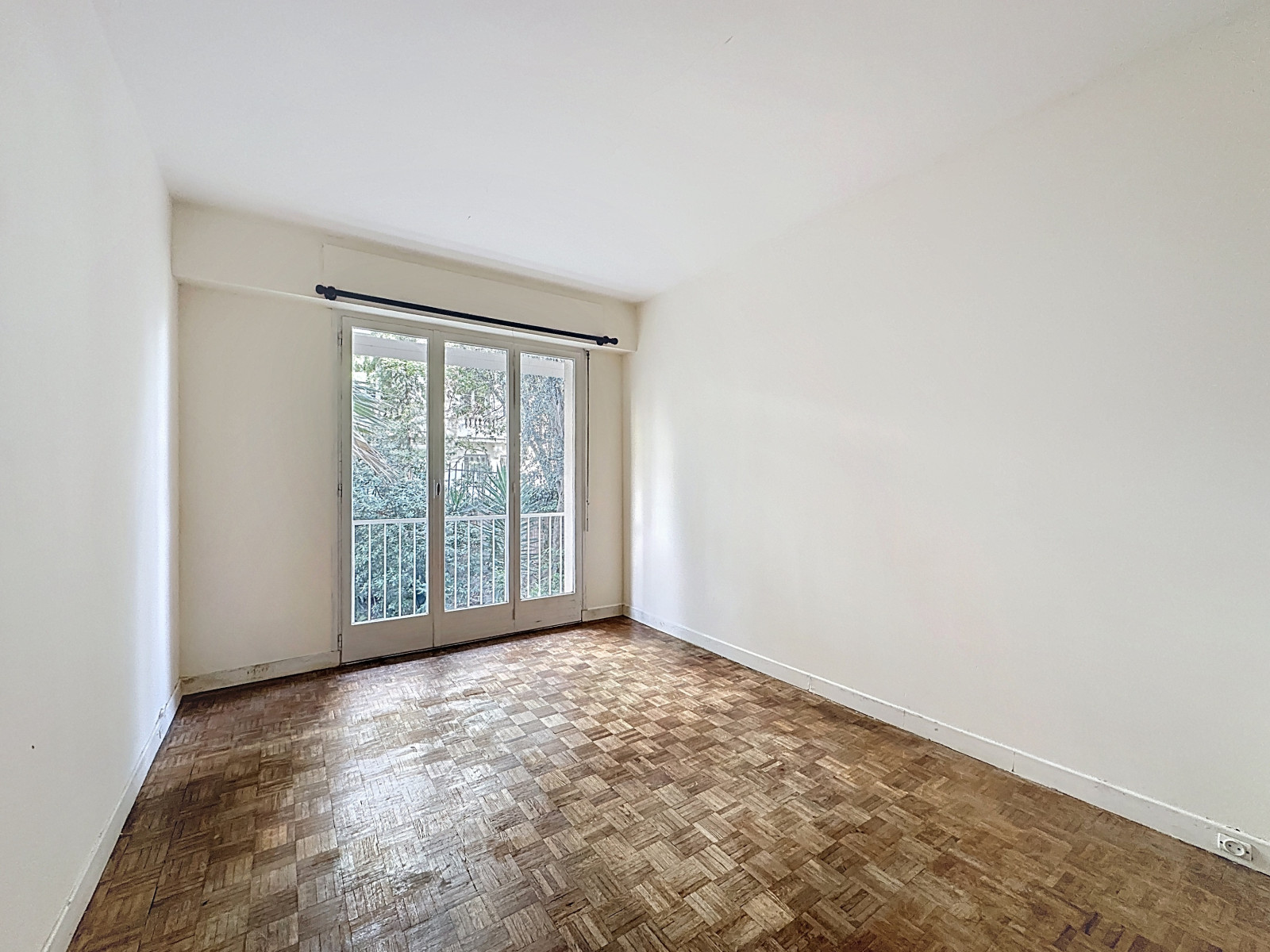 
                                                Vente
                                                 Nice Cimiez - 3 pièces familial à rénover