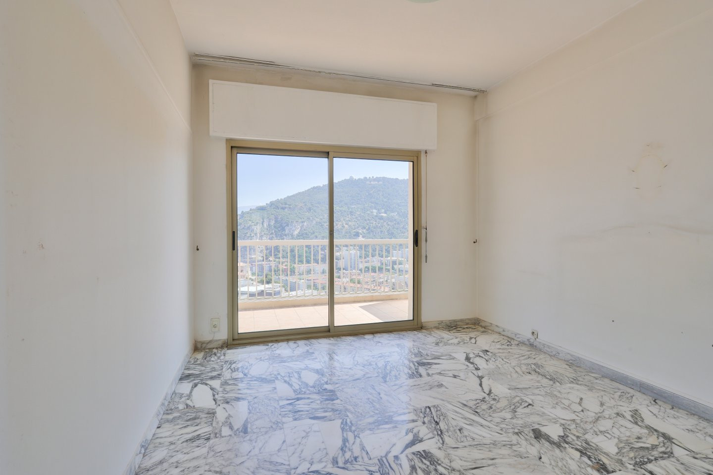 
                                                Vente
                                                 Nice Cimiez - 3 pièces lumineux en avant dernier étage