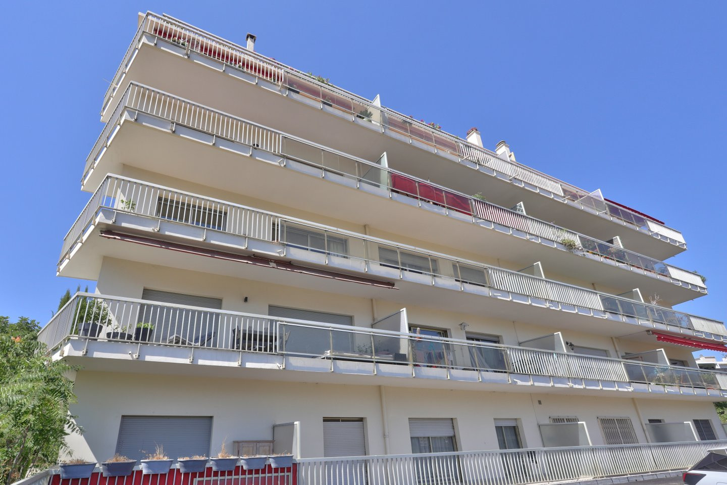 
                                                Vente
                                                 Nice Cimiez - 3 pièces lumineux en avant dernier étage