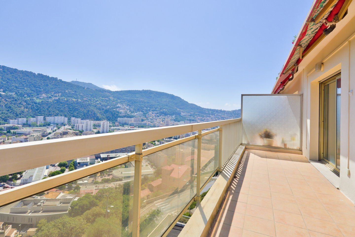 
                                                Vente
                                                 Nice Cimiez - 3 pièces lumineux en avant dernier étage