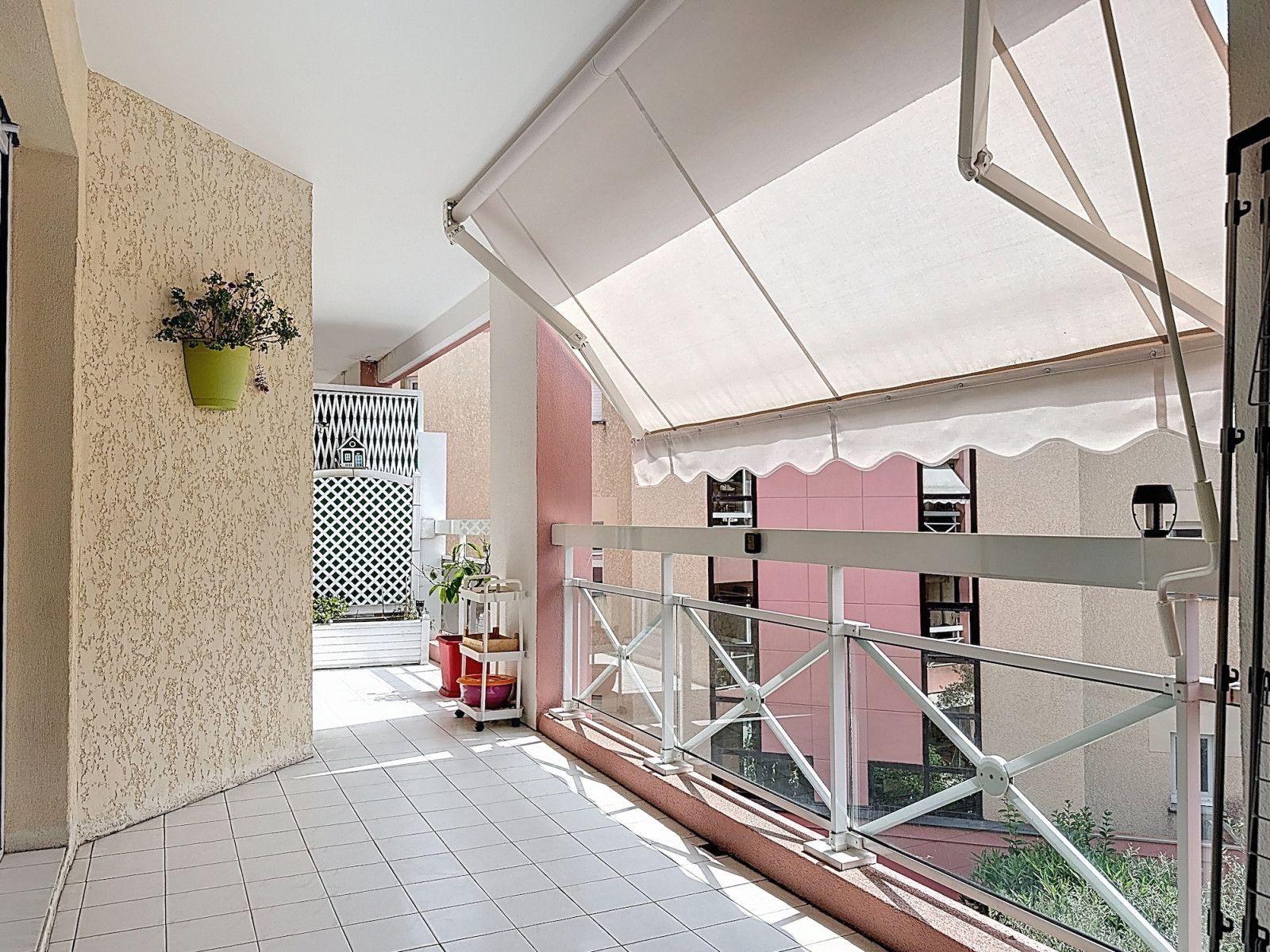 
                                                Vente
                                                 Nice Cimiez - 4 pièces d'angle avec garage dans résidence en lisière du Parc Liserb