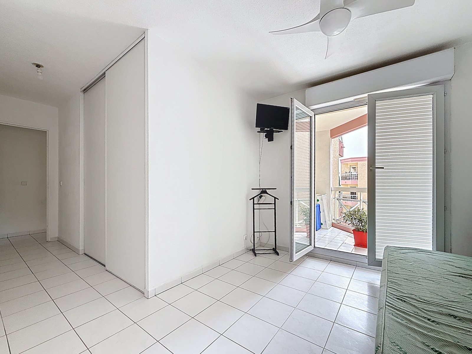 
                                                Vente
                                                 Nice Cimiez - 4 pièces d'angle avec garage dans résidence en lisière du Parc Liserb