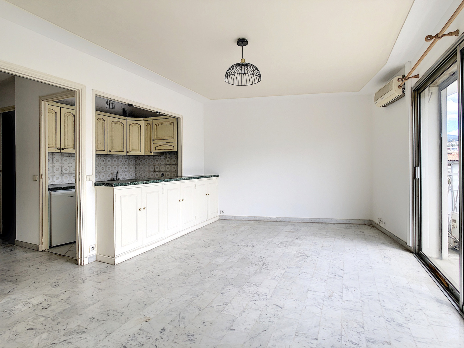 
                                                Location
                                                 Nice Cimiez à louer studio vide 32 m²