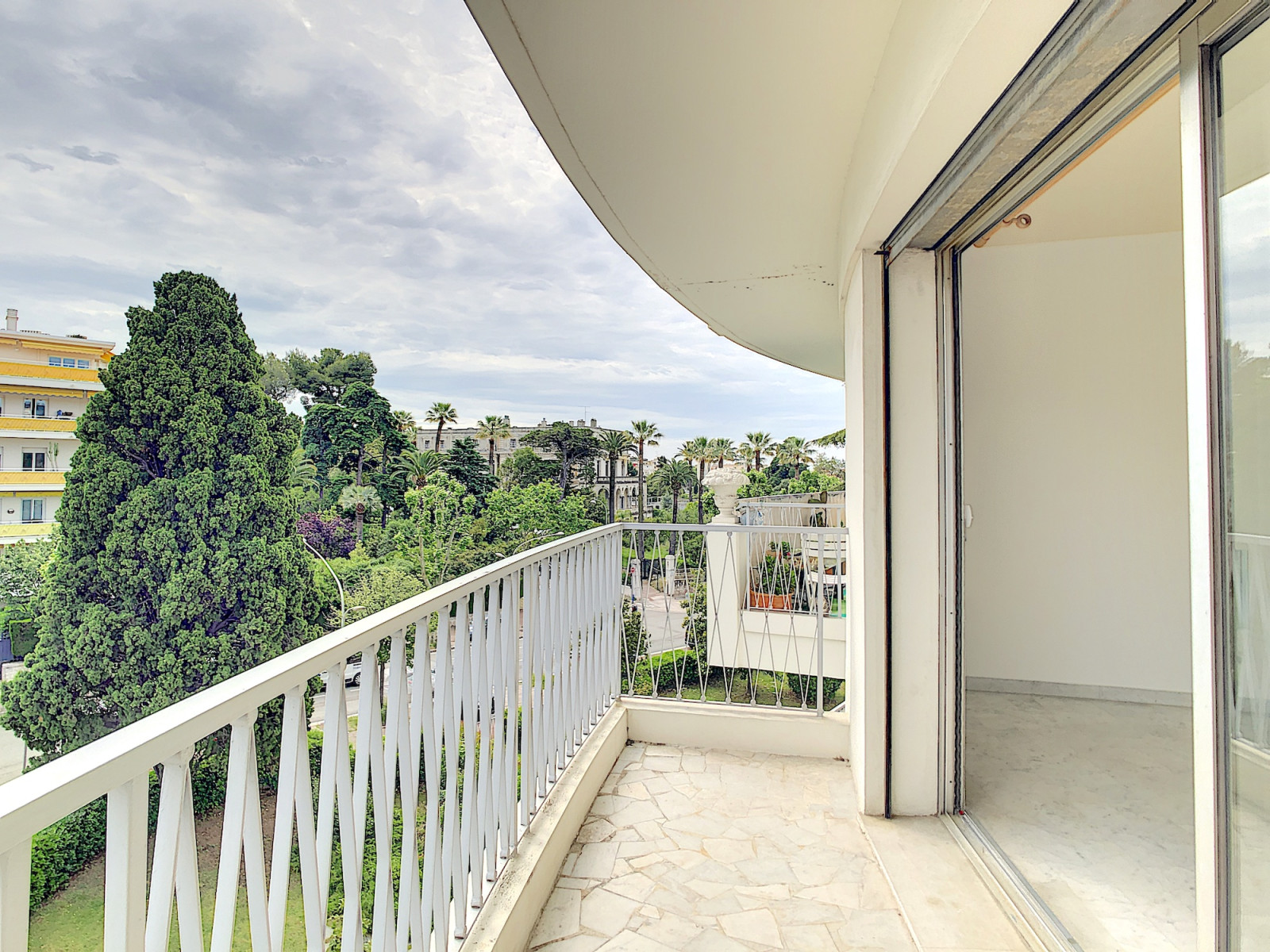 
                                                Location
                                                 Nice Cimiez à louer studio vide 32 m²