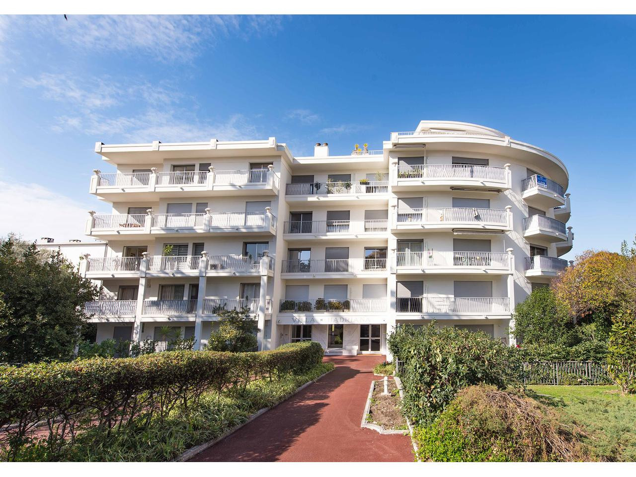 
                                                Location
                                                 Nice Cimiez à louer studio vide 32 m²