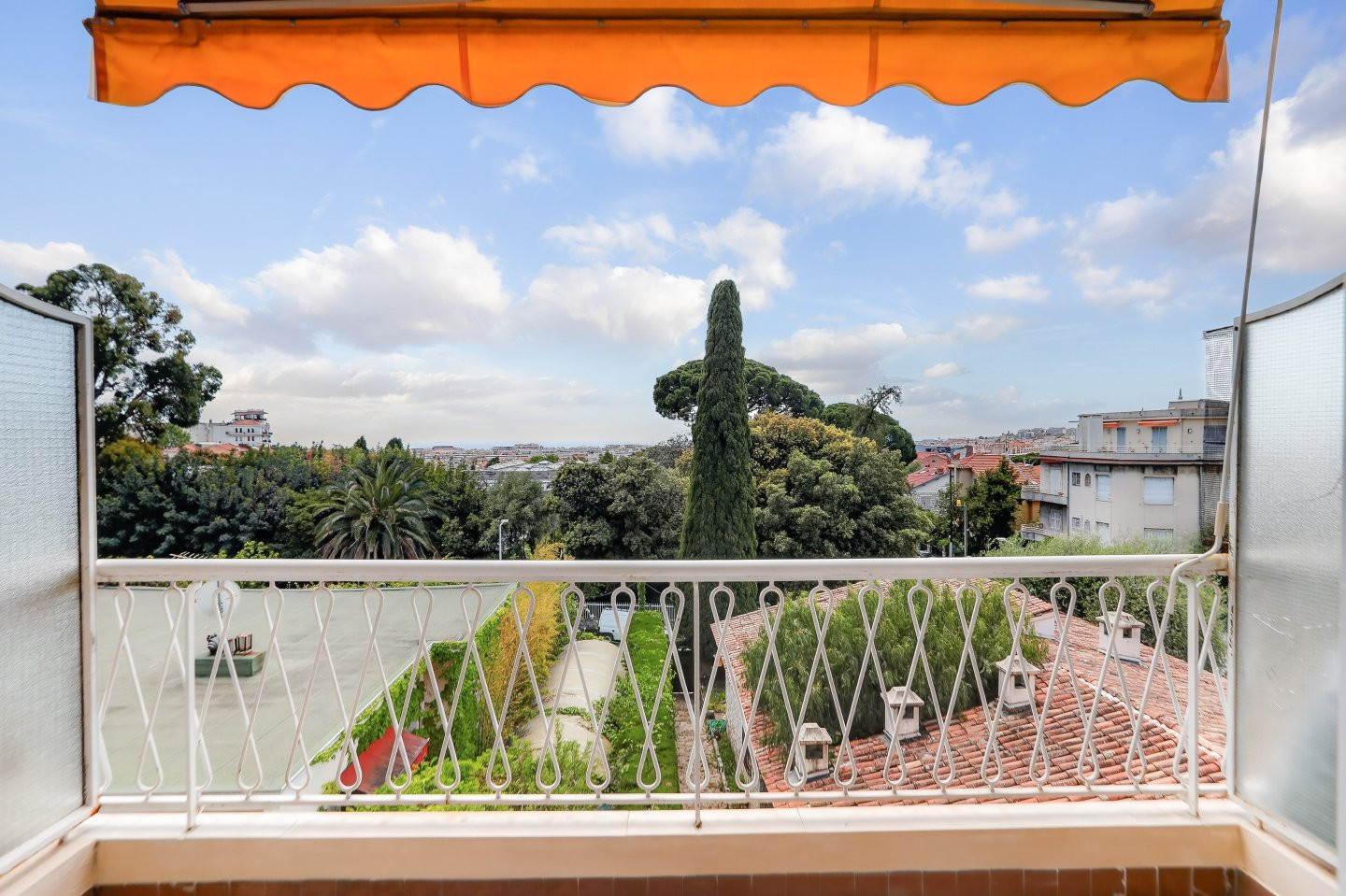 
                                                Vente
                                                 Nice - Cimiez Appartement traversant  de 2 pièces avec terrasse vue mer