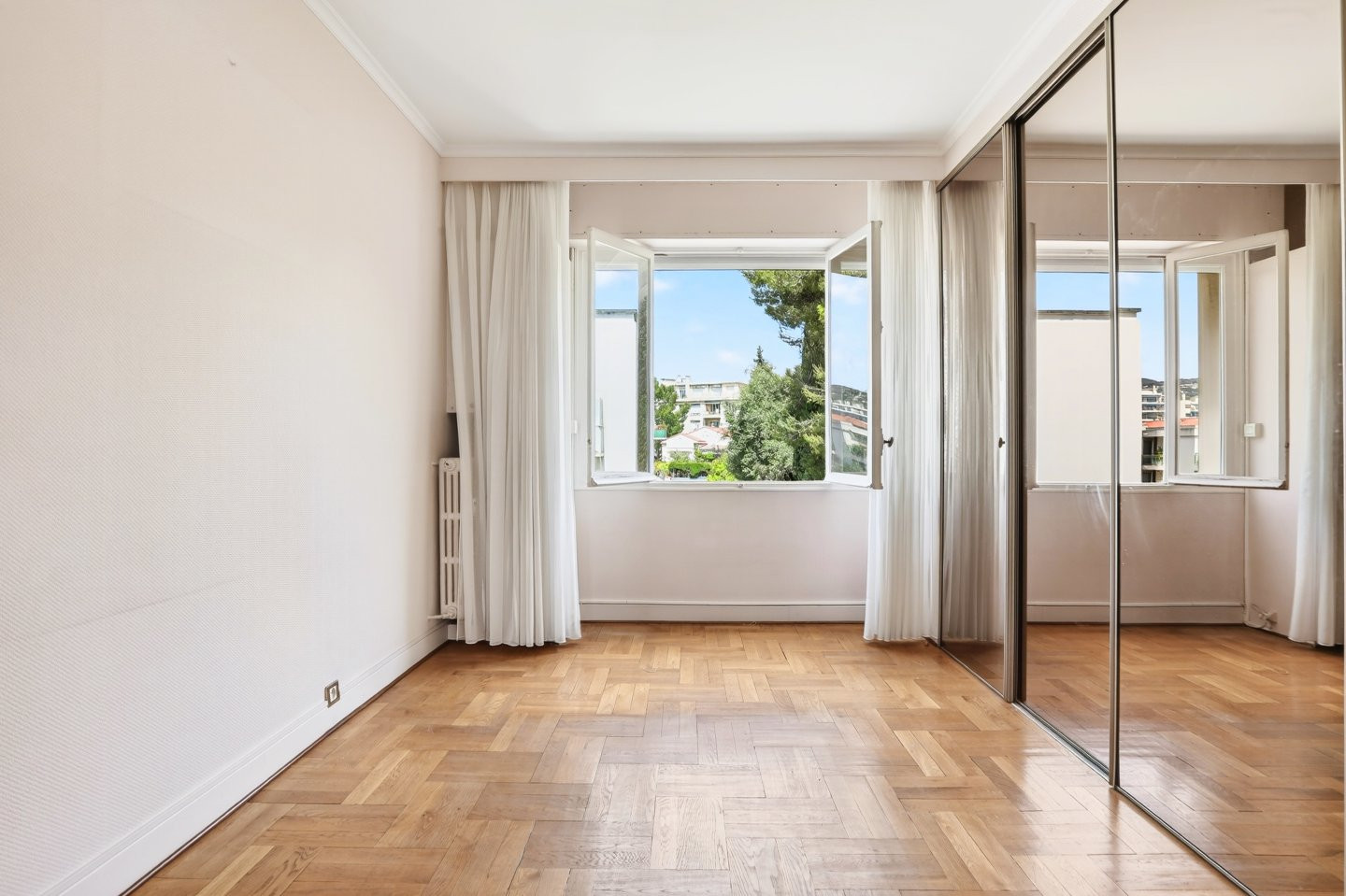 
                                                Vente
                                                 Nice - Cimiez Appartement traversant  de 2 pièces avec terrasse vue mer