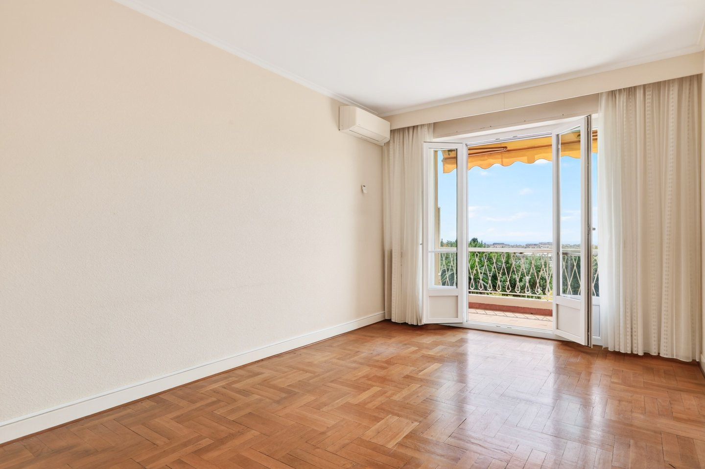 
                                                Vente
                                                 Nice - Cimiez Appartement traversant  de 2 pièces avec terrasse vue mer
