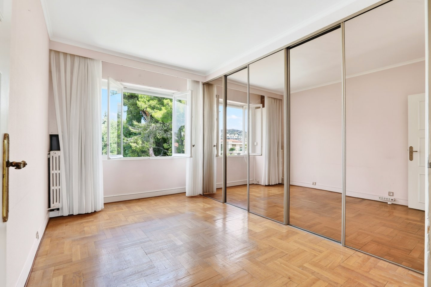 
                                                Vente
                                                 Nice - Cimiez Appartement traversant  de 2 pièces avec terrasse vue mer
