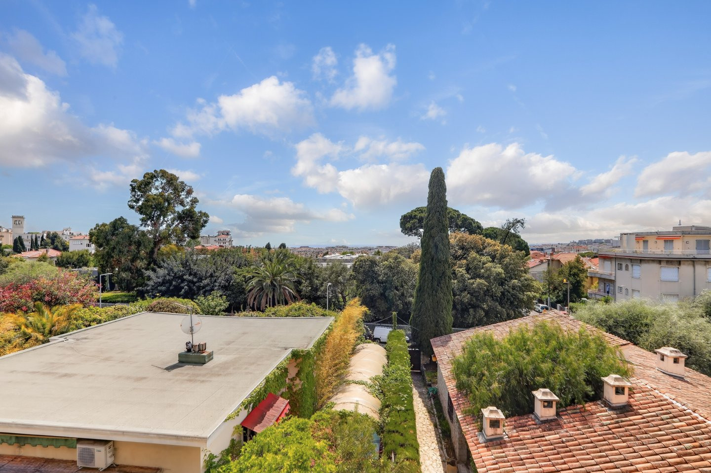 
                                                Vente
                                                 Nice - Cimiez Appartement traversant  de 2 pièces avec terrasse vue mer