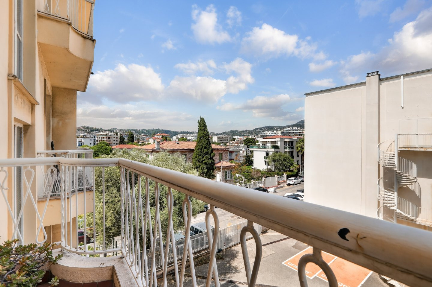 
                                                Vente
                                                 Nice - Cimiez Appartement traversant  de 2 pièces avec terrasse vue mer