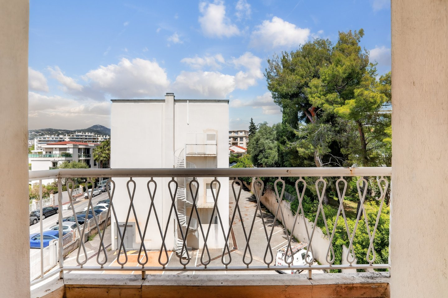 
                                                Vente
                                                 Nice - Cimiez Appartement traversant  de 2 pièces avec terrasse vue mer