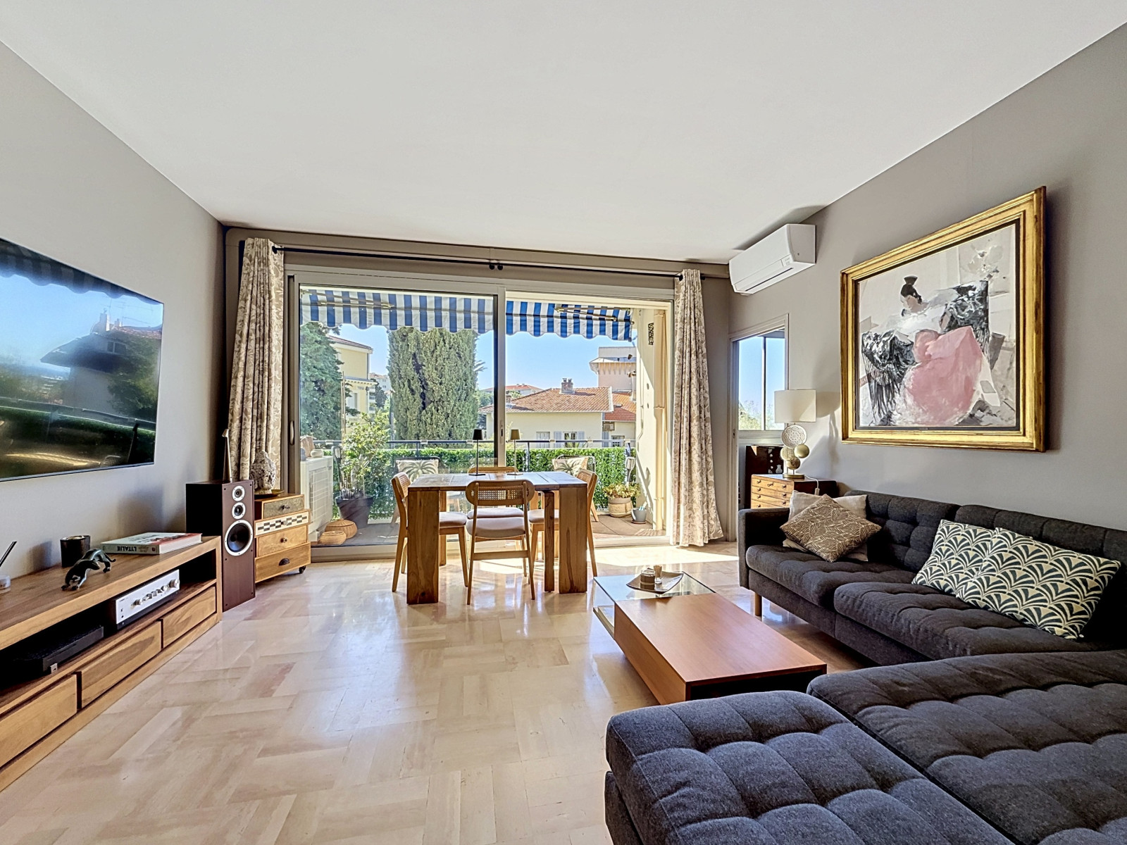 
                                                Vente
                                                 Nice Cimiez - Beau 3 pièces 72m2 refait à neuf avec terrasse et aperçu mer dans résidence recherchée avec parc