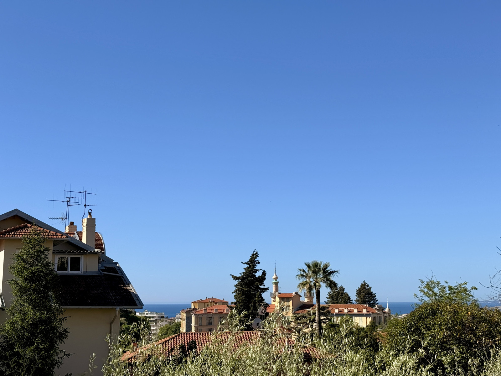 
                                                Vente
                                                 Nice Cimiez - Beau 3 pièces 72m2 refait à neuf avec terrasse et aperçu mer dans résidence recherchée avec parc