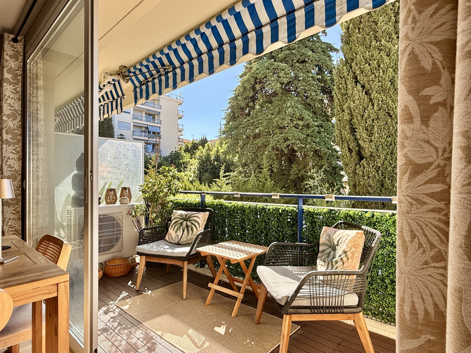 
                                                Vente
                                                 Nice Cimiez - Beau 3 pièces 72m2 refait à neuf avec terrasse et aperçu mer dans résidence recherchée avec parc