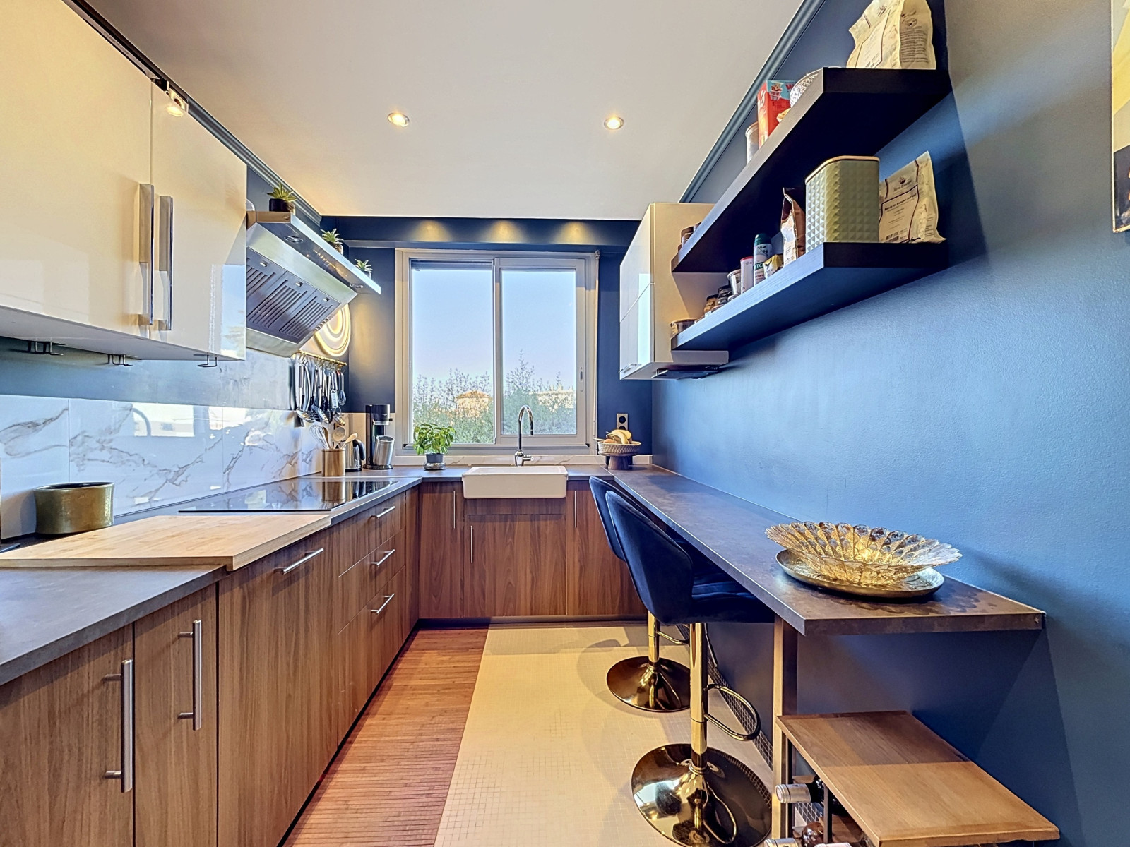 
                                                Vente
                                                 Nice Cimiez - Beau 3 pièces 72m2 refait à neuf avec terrasse et aperçu mer dans résidence recherchée avec parc