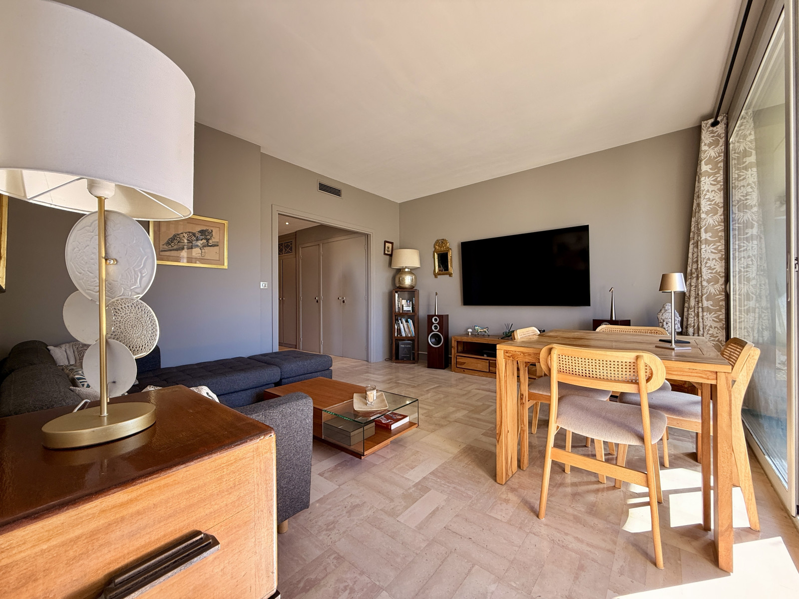 
                                                Vente
                                                 Nice Cimiez - Beau 3 pièces 72m2 refait à neuf avec terrasse et aperçu mer dans résidence recherchée avec parc