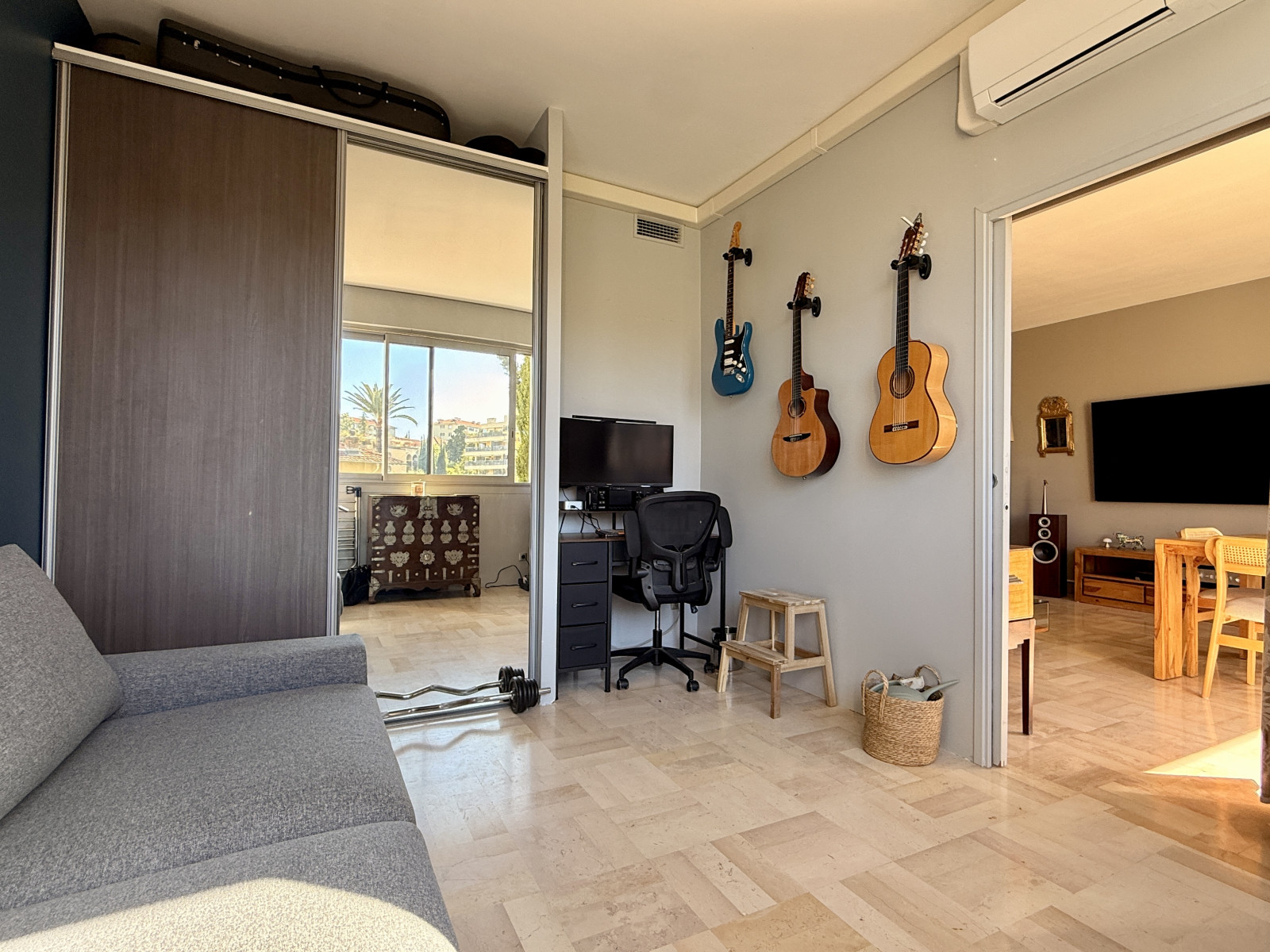 
                                                Vente
                                                 Nice Cimiez - Beau 3 pièces 72m2 refait à neuf avec terrasse et aperçu mer dans résidence recherchée avec parc