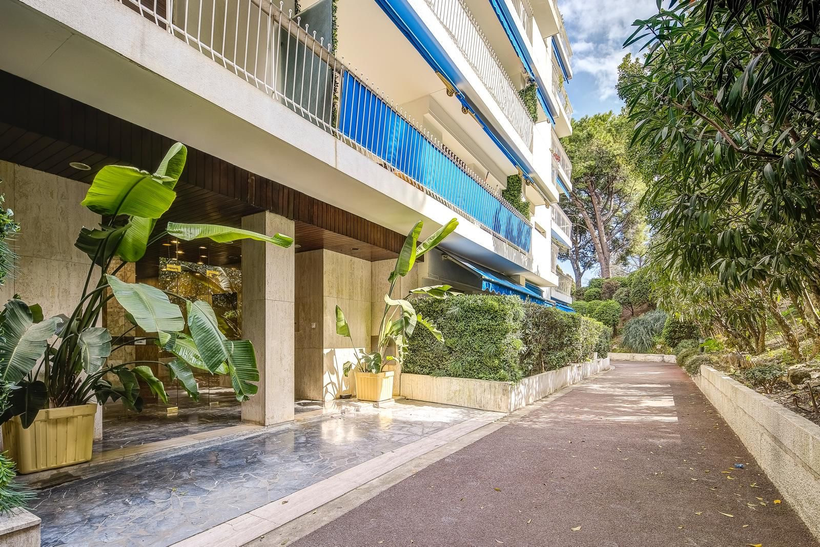 
                                                Vente
                                                 Nice - Cimiez  - beau  3 pièces de 73 m² avec terrasse et entièrement rénové