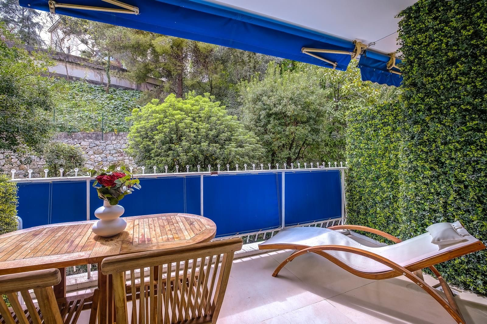 
                                                Vente
                                                 Nice - Cimiez  - beau  3 pièces de 73 m² terrasse