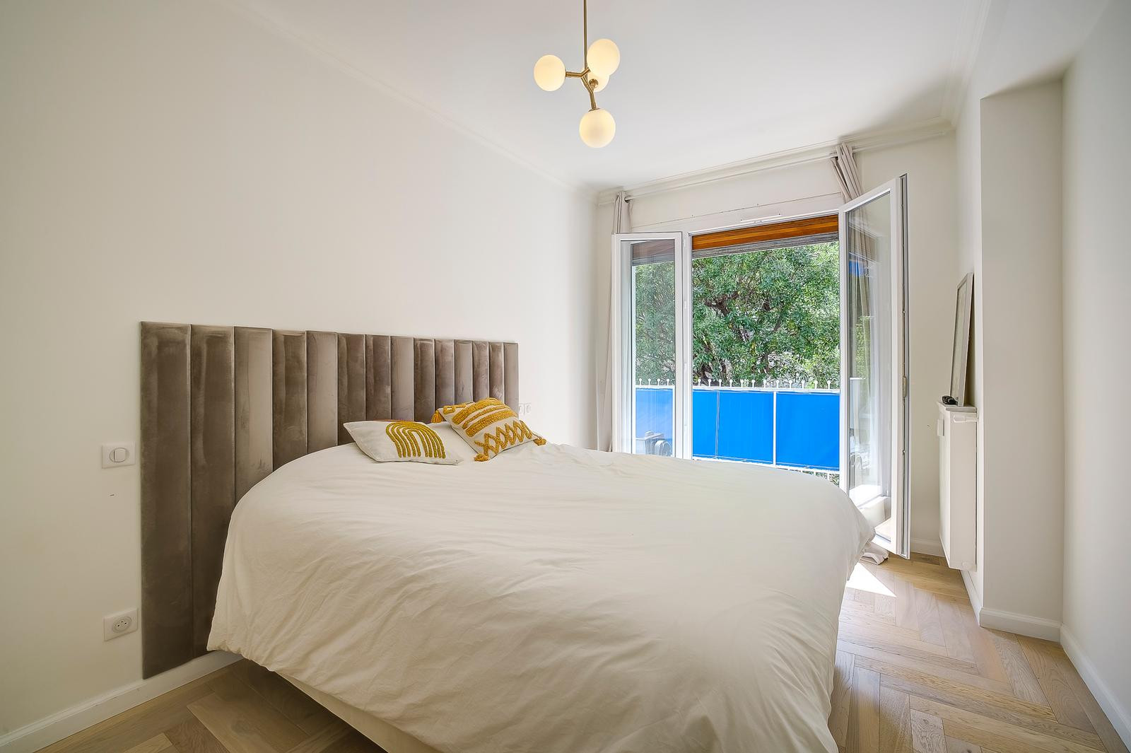 
                                                Vente
                                                 Nice - Cimiez  - beau  3 pièces de 73 m² terrasse