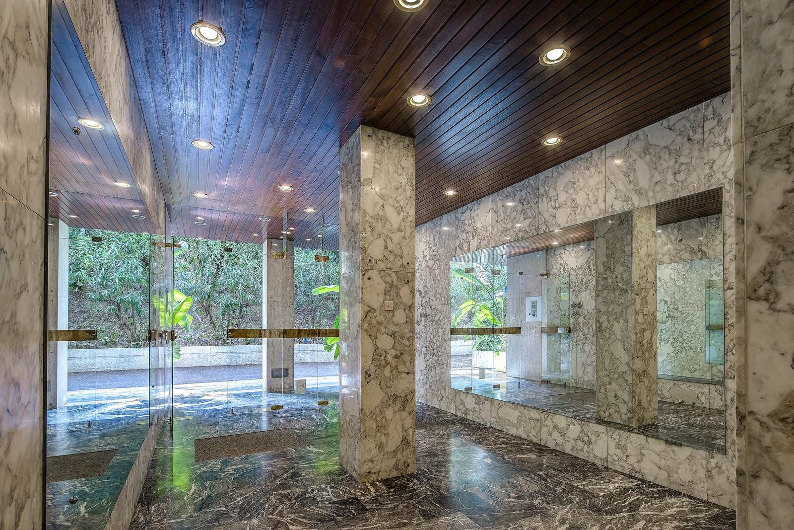 
                                                Vente
                                                 Nice - Cimiez  - beau  3 pièces de 73 m² terrasse