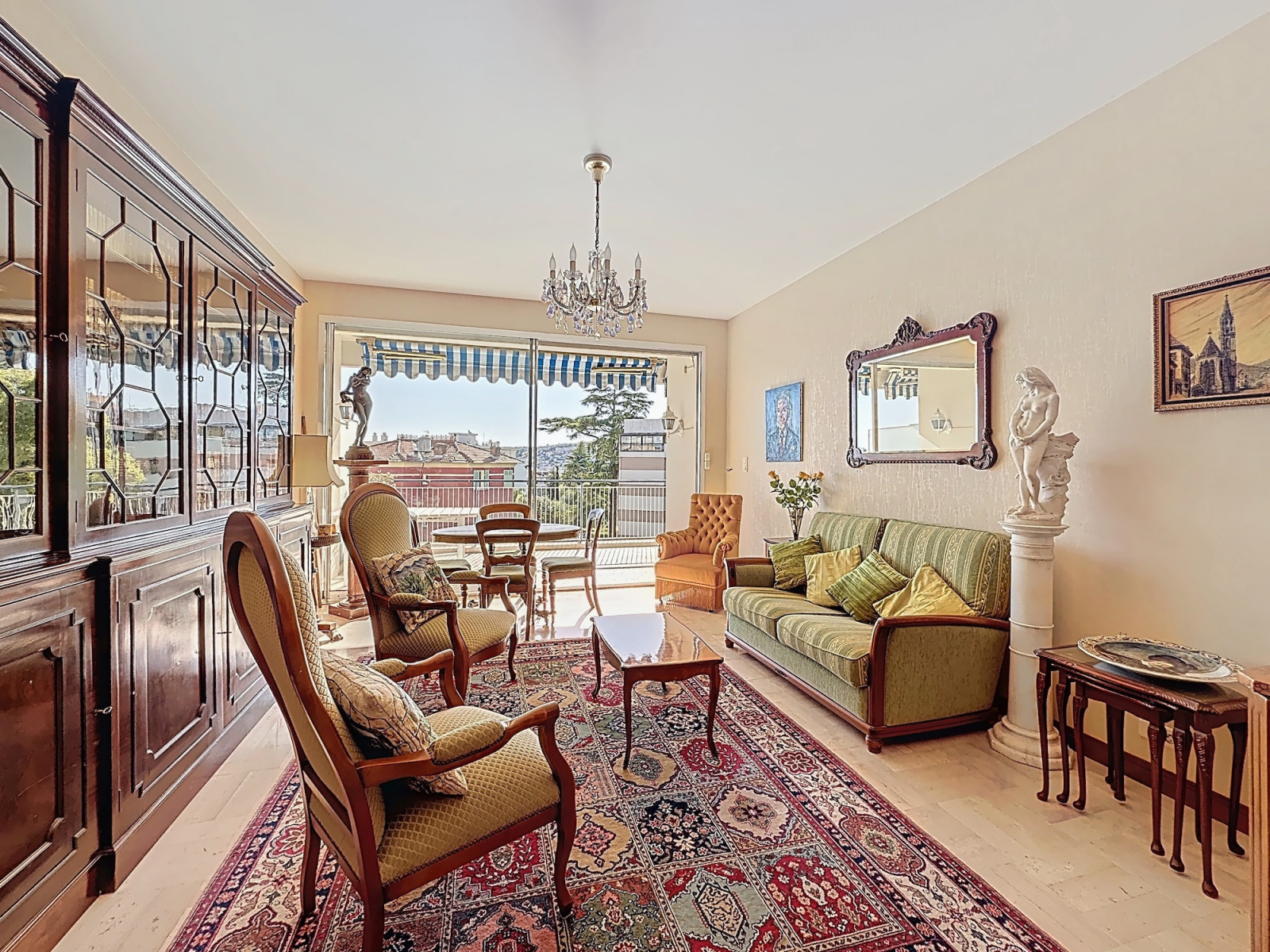 
                                                Vente
                                                 Nice Cimiez / Cemenelum - Spacieux 3 pièces avec vue mer dans prestigieuse résidence avec parc
